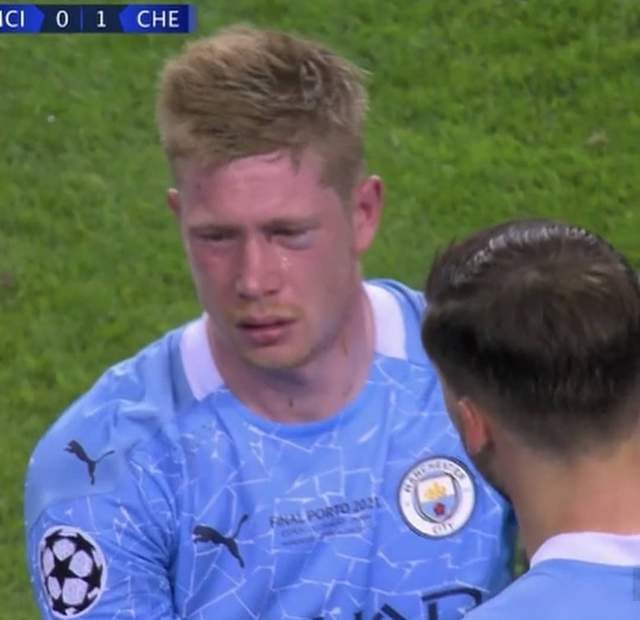 德布劳内在FPX比赛中比赛局势复杂，重要助攻引发热议！(LPL春季赛EDG以21击败FPX)