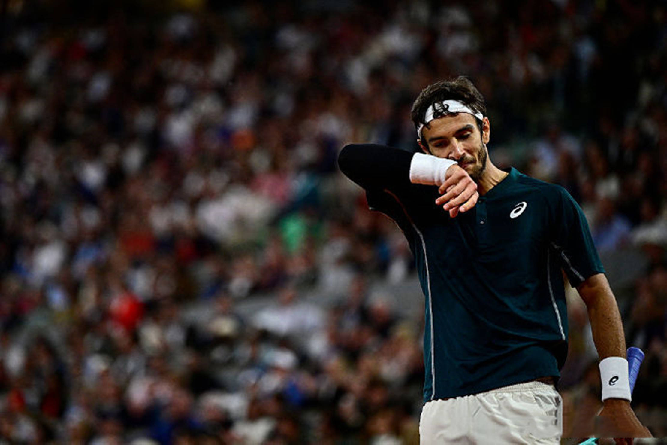 爱游戏体育 阿扎伦卡重返赛场，战术调整首场状态出色，塞尔维亚队观众沸腾！