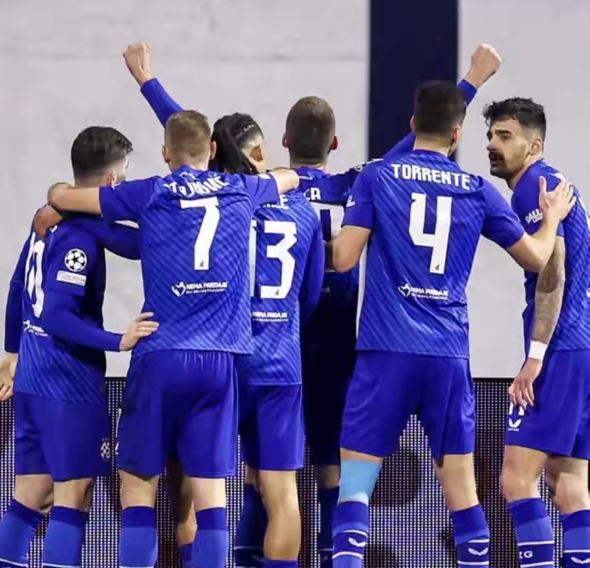 爱游戏赛后欧冠焦点战；上海海港回应争议；更衣室稳定；高层口径保持一致的简单介绍